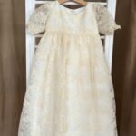 Βαπτιστικό φόρεμα: Διαχρονική ομορφιά με κεντητή δαντέλα