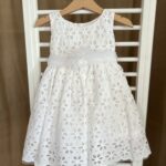 Βαπτιστικό φόρεμα: Κλασσική κομψότητα με κεντητό βαμβάκι