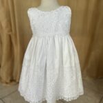 Κλασσικό βαπτιστικό φόρεμα με λεπτομέρειες δαντέλας