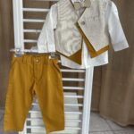 Βαπτιστικό κοστούμι: Μοντέρνα γοητεία σε κίτρινο